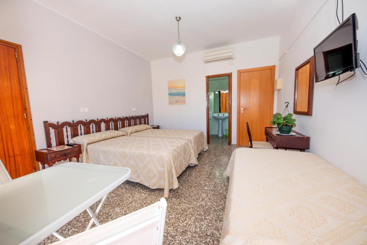 Hostal Y Apartamentos Santa Eulalia Santa Eulària des Riu Exterior foto