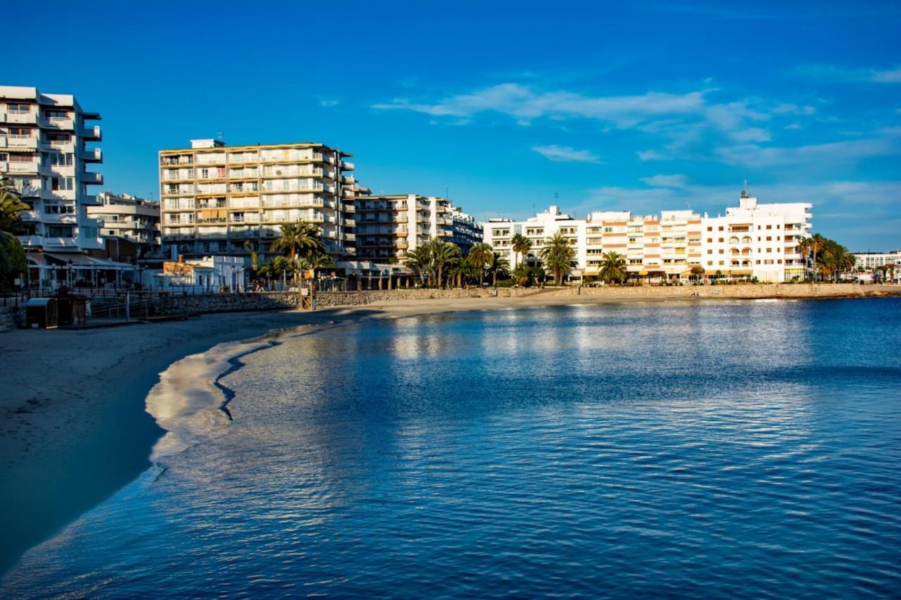 Hostal Y Apartamentos Santa Eulalia Santa Eulària des Riu Exterior foto