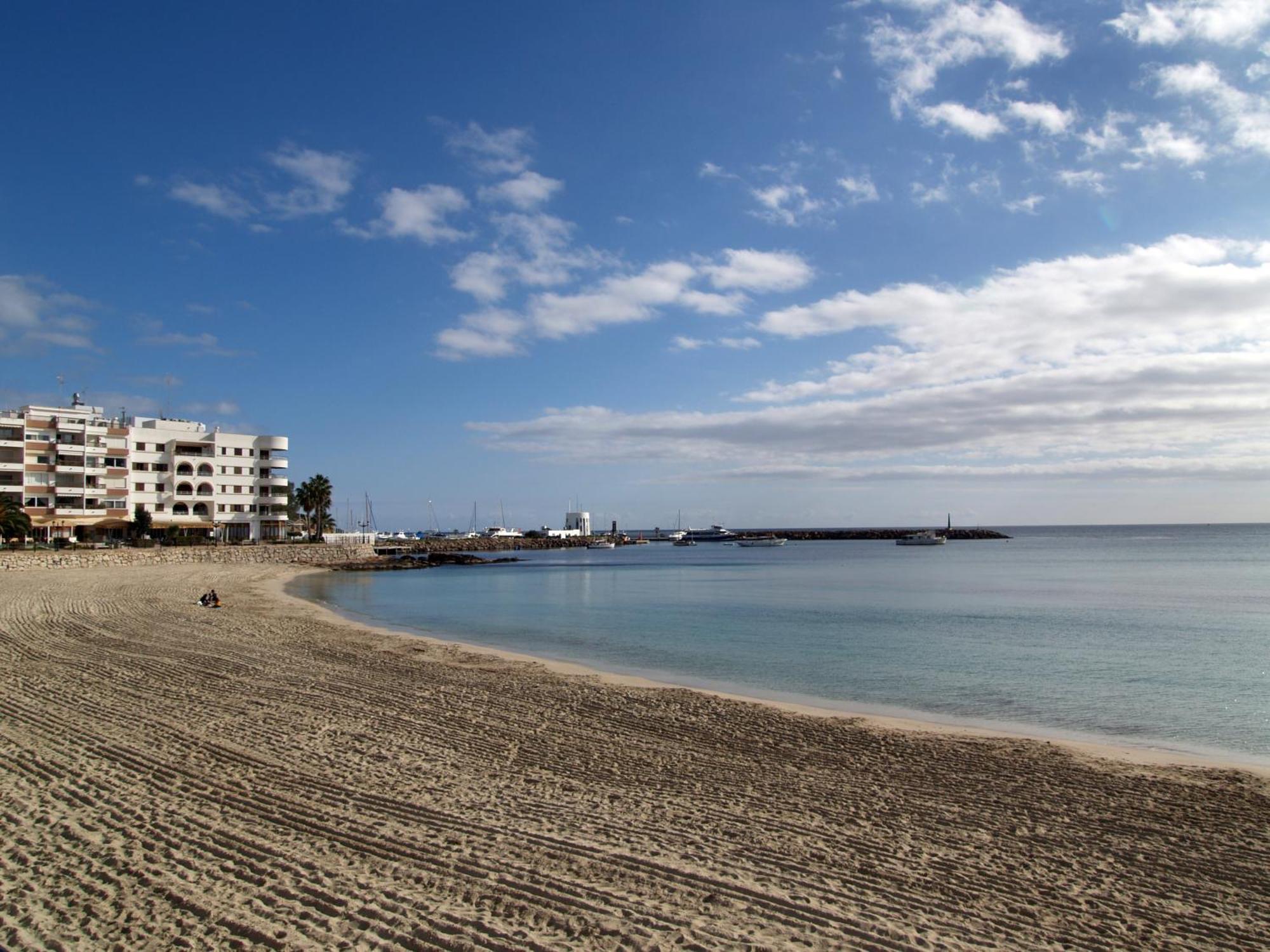 Hostal Y Apartamentos Santa Eulalia Santa Eulària des Riu Exterior foto