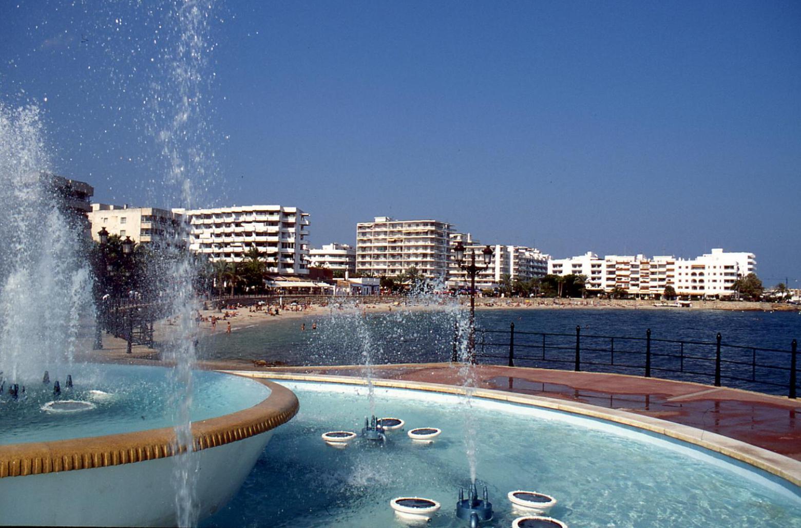 Hostal Y Apartamentos Santa Eulalia Santa Eulària des Riu Exterior foto