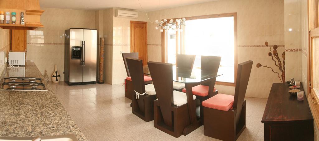 Hostal Y Apartamentos Santa Eulalia Santa Eulària des Riu Exterior foto
