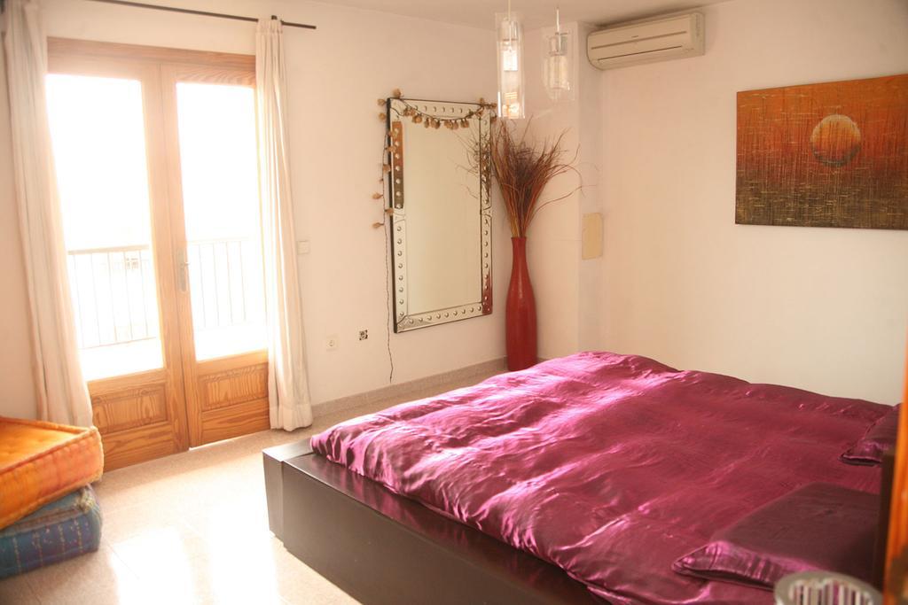 Hostal Y Apartamentos Santa Eulalia Santa Eulària des Riu Exterior foto