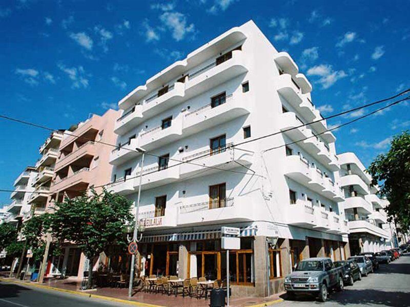 Hostal Y Apartamentos Santa Eulalia Santa Eulària des Riu Exterior foto